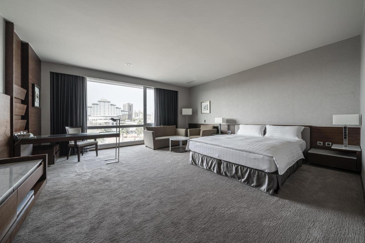 Taipung Suites Тайнан Екстериор снимка