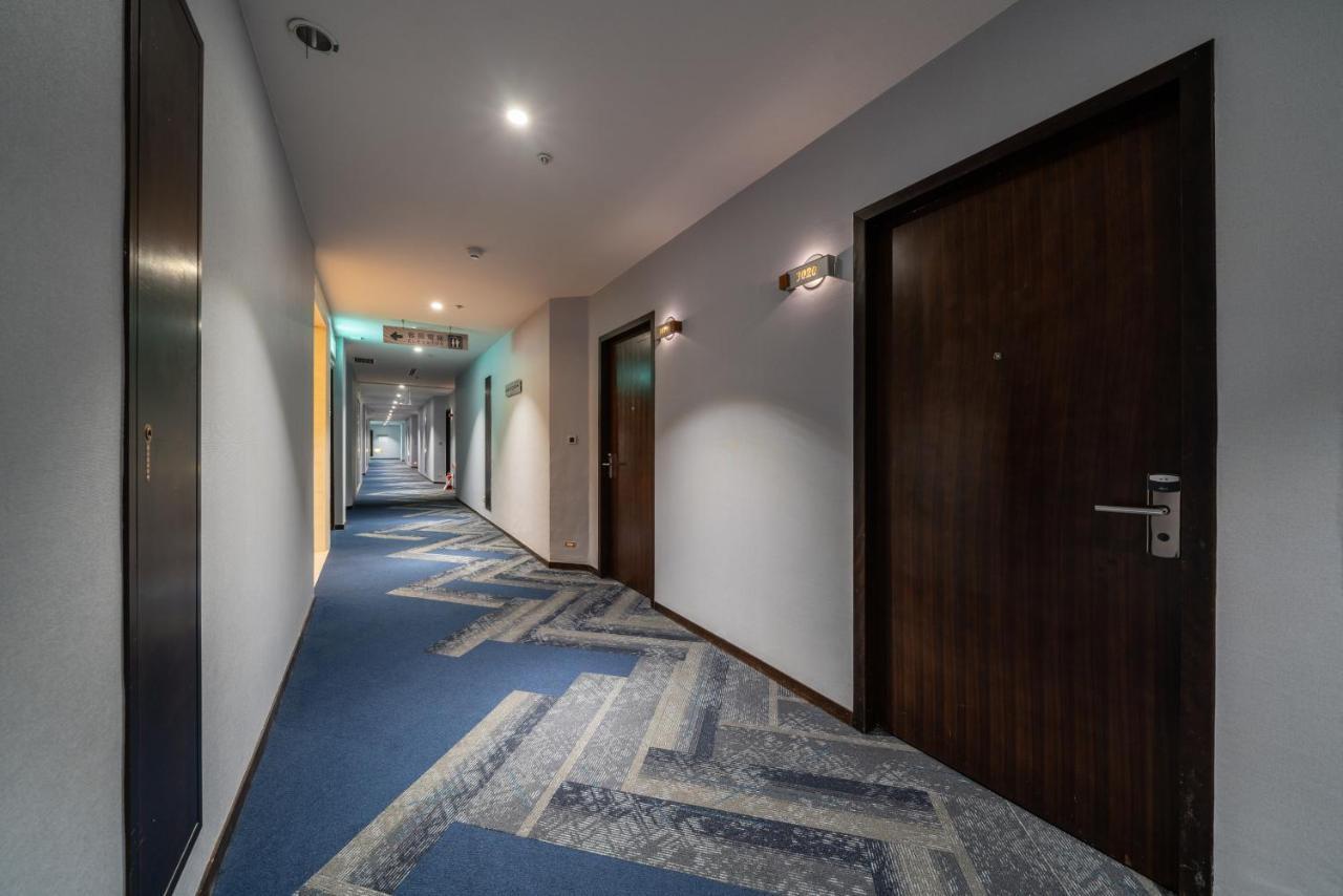 Taipung Suites Тайнан Екстериор снимка