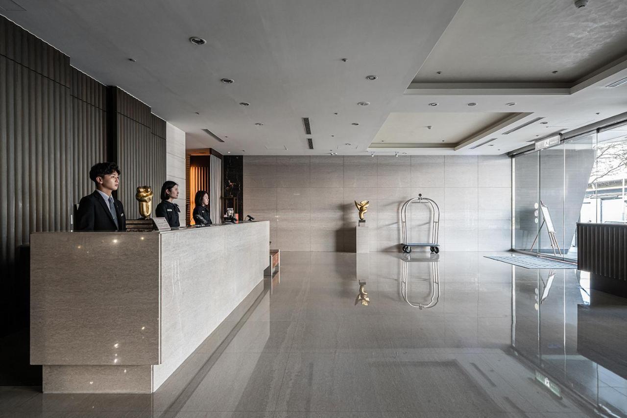 Taipung Suites Тайнан Екстериор снимка