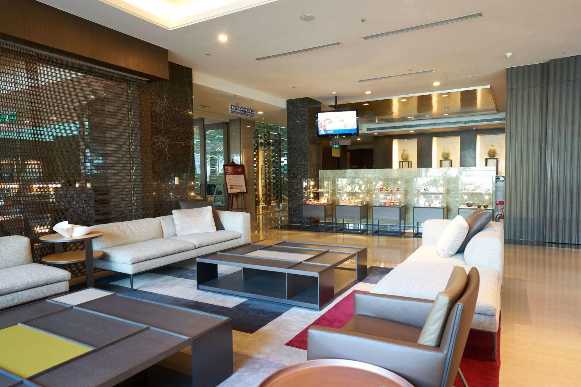 Taipung Suites Тайнан Екстериор снимка