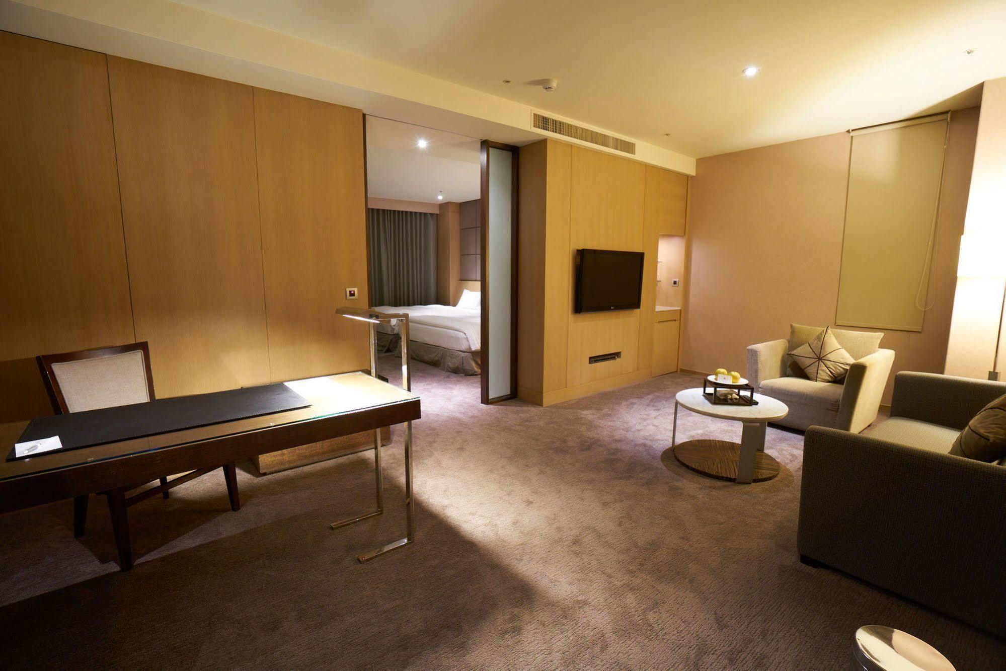 Taipung Suites Тайнан Екстериор снимка